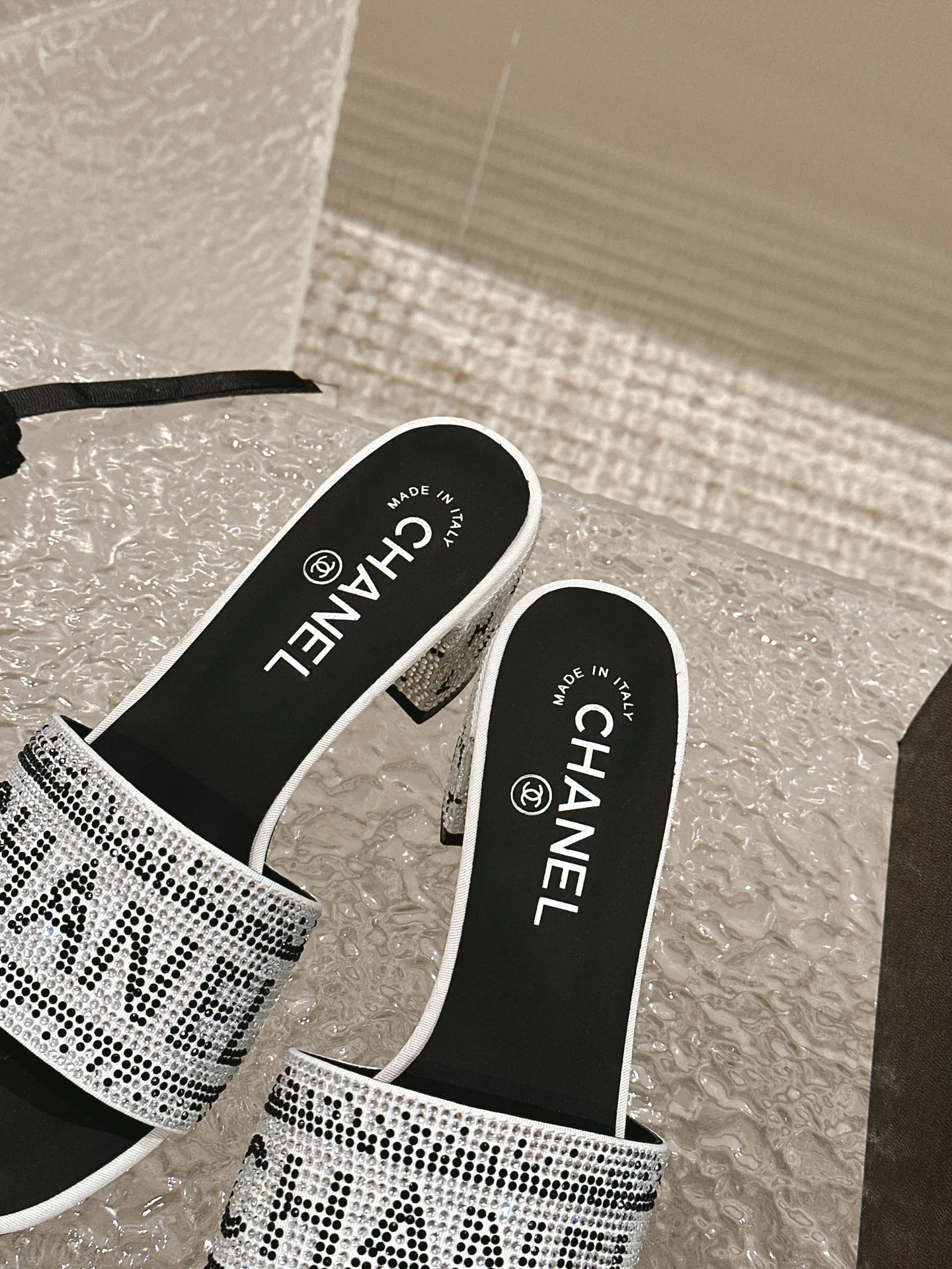 👟👟Ex-factory price 460👟👟 Xiaoxiang Chanel rhinestone slippers with large black rhinestone letters, these really blingbling slippers are full of rhinestones. They are both classic and artistic, and can be styled as you like when going out on the street every day. The characteristic is that the hot diamonds are particularly shiny. They are made with heavy craftsmanship and are not easy to fall off. They have a sexy and versatile temperament for ladies. Color: black, white. Heel height 5 cm. 35-41